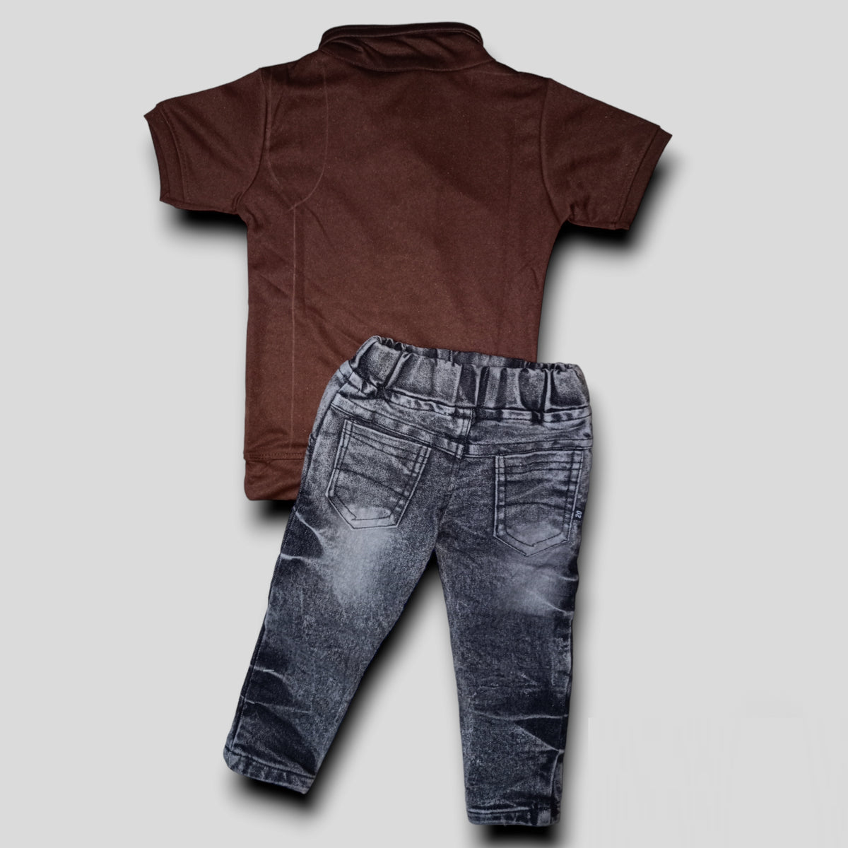 Brown Collored T-shirt & Carbon Jeans